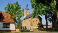 Calenberge_Kirche_Mai_2012-2