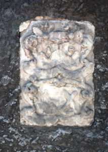 Wappenstein am rechten Torpfeiler der Friedhofsmauer