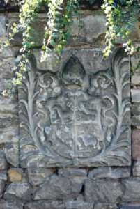 Wappen vom Kloster Berge mit der Jahreszahl 1701 in der Calenberger Friedhofsmauer