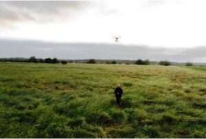 Drohne des Wildretter e.V. beim Scannen einer Wiesenfläche - (c) Stephan Schulz