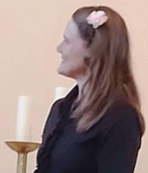 Darstellerin in Profilansicht bei der Shakespeare-Aufführung in Randau