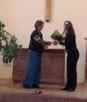 Zwei Frauen überreichen sich auf einer Bühne Blumen bei der Shakespeare-Aufführung in Randau