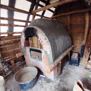 Der Backofen hat seine Isolation und einen Kalkputz erhalten