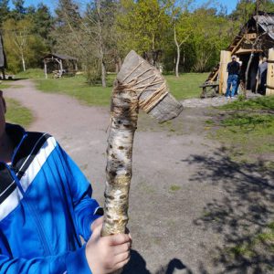 Ganz besonders hervorzuheben sind aber die Leistungen im Werkzeugbau. Was da von den 11jährigen im Wald gefunden und zusammengebaut wurde, hatte schon echt Qualität!