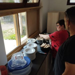 Das Team war beim ersten Grillen aus dem Kiosk heraus gut gefordert!