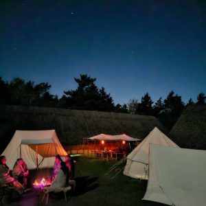 Die erste Nacht im Steinzeitdorf ist gut überstanden
