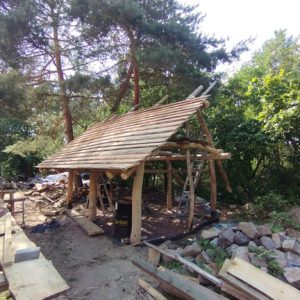 Hinter dem Schönfelder Haus entsteht parallel eine Holzwerkstatt. Die derzeitige Wirkstätte soll teilweise ausgelagert werden, um Museumsraum zu schaffen.
