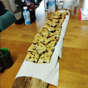 Selbstgemachtes Kuchenbrett & selbstgebackener Kuchen