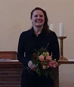 Schauspielerin mit Blumenstrauß bei der Aufführung von Shakespeare in Randau