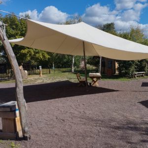 Seit gestern überspannt auch wieder ein Sonnensegel unseren Eingangsbereich. Zwar erwarten wir jetzt keine Massen an Tagesgästen mehr, aber die neuen Outdoor-Möbel bleiben so definitiv besser witterungsgeschützt.