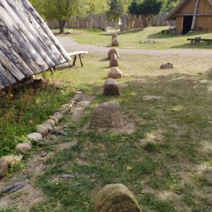 Angelehnt an das Ringheiligtum in Pömmelte verfügen wir jetzt über einen eigenen kleinen Steinzeit-Kompass. Eine angelegte Reihe Monolithen befindet sich genau in Flucht (34 Grad zur Nord-Süd-Achse) zum Sonnenstand der Wintersonnenwende. Bei entsprechendem Himmel können wir also nun Ende Dezember unser eigenes kleines Wetterphänomen beobachten.