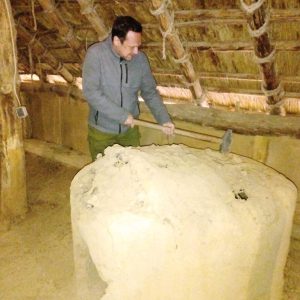 Am Wochenende haben Herr Weißbrenner und Marcus Reuther angefangen, das Linienbandkeramikhaus herzurichten