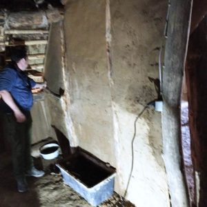 Weißbrenner demonstriert hier eindrücklich, wie glatt und gerade man mit der alten Technik Lehmwände verputzen konnte