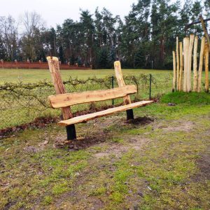 Eine Familienbank wird demnächst mit Wegweisern bestückt.