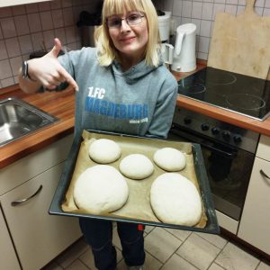 Nebenbei bäckt Melissa Roggenbrote.