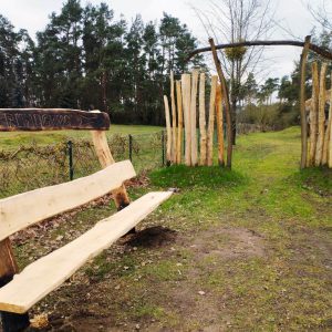 Bianca hat fleißig geübt und ein Rundgangs-Schild ausgefräst. Es ziert nun die Familienbank am Sandkasten.