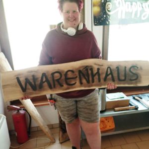 Celinas neues Werk: ein Hinweisschild für den in Kürze eröffnenden Verkaufsstand