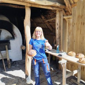 Melissa lernt fleißig neue Rezepte und hat ihren ersten eigenen Kuchenteig hergestellt.