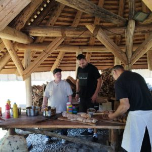 50 Kinder aus Westerhüsen im Steinzeitdorf...