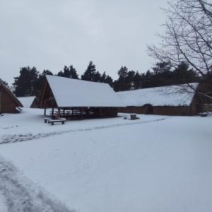 Auch die ersten Besucher waren schon da und haben sich im verschneiten Dorf umgesehen.