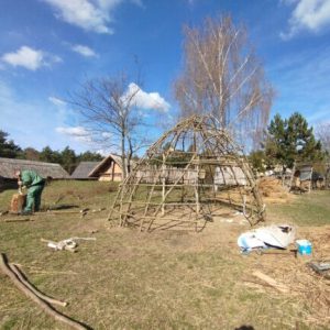 Weil sie aber zu unserem Rundgang gehört - wird sie in den nächsten Wochen von Whity und Mike auch wieder neu aufgebaut..Das Gerüst der Nomadenhütte steht, nachdem alle Querstreben verzurrt und das Fundament mit Steinen gesichert wurde kann sie gedeckt werden.