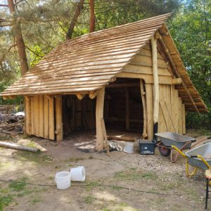 Und auch die Winterwerkstatt hat Gestalt angenommen. Ab Dezember wird der Holzbearbeitungsbetrieb vom Schönfelder Haus in ein separates Gebäude verlagert