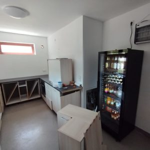 Der Kiosk macht Fortschritte - wenn auch nicht so schnell, wie geplant. Zumindest der Getränkekühlschrank brummt schonmal!
